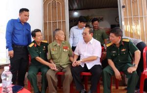 Phó Bí thư Tỉnh ủy Quản Minh Cường thăm, tặng quà chiến sĩ Điện Biên tại Xuân Lộc