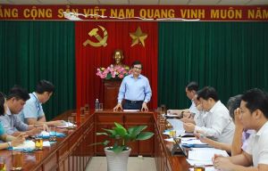 Phó Chủ tịch UBND tỉnh Nguyễn Sơn Hùng nghe báo cáo nội dung trình kỳ họp chuyên đề HĐND tỉnh