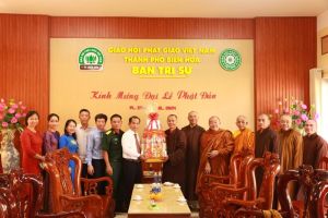 Chủ tịch HĐND tỉnh Thái Bảo chúc mừng Phật đản tổ chức, chức sắc Phật giáo tiêu biểu tại thành phố Biên Hòa