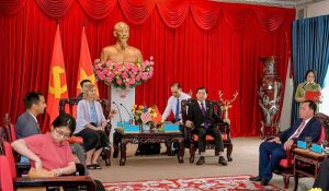 省委书记接待美国总领事工作团来看望同奈省