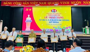 Hơn 310 đảng viên của Đảng bộ thành phố Biên Hòa được trao Huy hiệu Đảng dịp 19-5