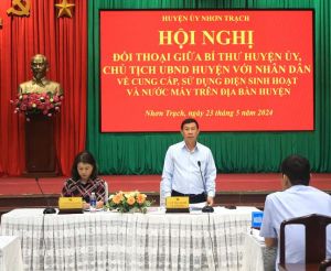 Lãnh đạo huyện Nhơn Trạch ghi nhận gần 30 ý kiến của người dân tại buổi đối thoại