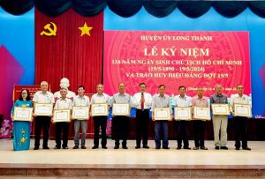 Long Thành tổ chức lễ trao tặng Huy hiệu từ 30 đến 60 tuổi Đảng cho 34 đảng viên