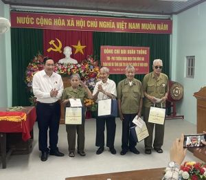 Phó trưởng Đoàn đại biểu Quốc hội tỉnh Bùi Xuân Thống thăm, tặng quà tri ân chiến sỹ Điện Biên