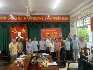 Trao 2 tỷ đồng vốn hỗ trợ nông dân phát triển sản xuất