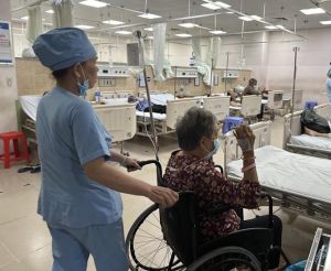 Nắng nóng gay gắt khiến nhiều người già phải nhập viện