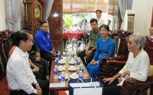 Đồng chí Thái Bảo, Chủ tịch HĐND tỉnh thăm, tặng quà chiến sĩ Điện Biên