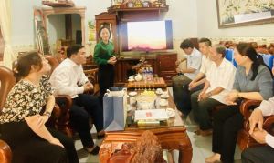 Đồng chí Hồ Văn Nam tặng quà động viên chiến sĩ Điện Biên