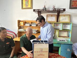 Phó Chủ tịch UBND tỉnh Nguyễn Sơn Hùng đi thăm, tặng quà 4 chiến sĩ, gia đình chiến sĩ Điện Biên tại thành phố Biên Hòa