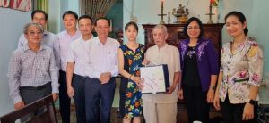 Phó Chủ tịch UBND tỉnh Nguyễn Thị Hoàng thăm, tặng quà chiến sĩ Điện Biên