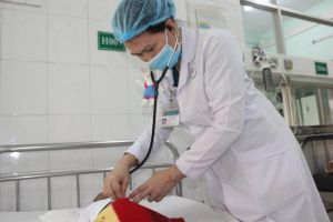 Trẻ bị bệnh tim bẩm sinh cần tái khám định kỳ theo chỉ định của bác sĩ