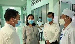 Lãnh đạo thành phố Long Khánh thăm các bệnh nhi bị ngộ độc sau khi ăn bánh mì