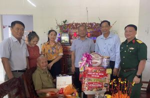 Phó Chủ tịch UBND tỉnh Võ Văn Phi thăm, tặng quà tri ân chiến sĩ Điện Biên tại huyện Định Quán