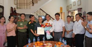 Thăm, tặng quà các chiến sĩ Điện Biên