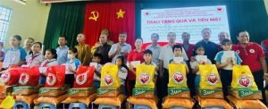 Hội Chữ thập đỏ tỉnh tặng quà người dân khó khăn tại Tân Phú