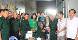 Phó Chủ tịch HĐND tỉnh thăm, tặng quà thanh niên xung phong, dân công hỏa tuyến