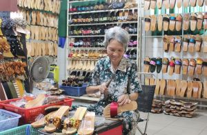 Hơn 50 năm giữ nghề guốc mộc ở thành phố Biên Hòa