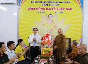 Lãnh đạo tỉnh chúc mừng Phật đản