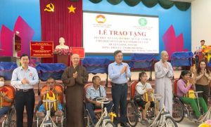 Huyện Long Thành tặng xe lăn, xe lắc cho người khuyết tật