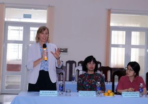 驻胡志明市美国总领事在同奈CDC工作