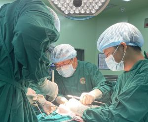 Phẫu thuật lấy sỏi san hô cho bệnh nhân suy thận độ 3