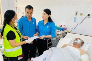 Thăm, hỗ trợ công nhân bị bỏng nặng