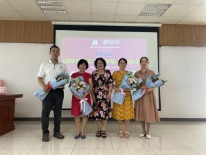 Hơn 100 nữ hộ sinh dự tập huấn chăm sóc sức khỏe mẹ và bé sau sinh