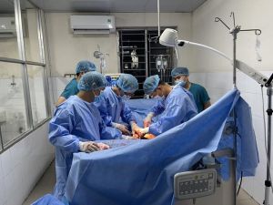 Khẩn trương cấp cứu mẹ con sản phụ bị suy hô hấp nặng