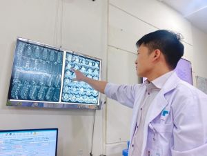 Triển khai kỹ thuật hiện đại giúp bệnh nhân thoát nguy cơ yếu liệt 2 chân