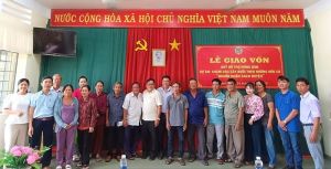 Trao 500 triệu đồng vốn hỗ trợ cho dự án chăm sóc cây bưởi theo hướng hữu cơ