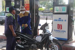 Giá xăng RON 95 giảm gần 700 đồng/lít