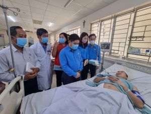 Tổng Liên đoàn Lao động Việt Nam thăm công nhân bị tai nạn lao động trong vụ nổ lò hơi