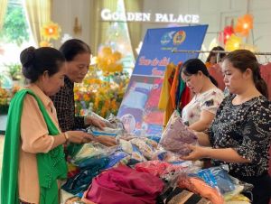 Trao 600 bộ áo dài cho hội viên phụ nữ và nữ công nhân