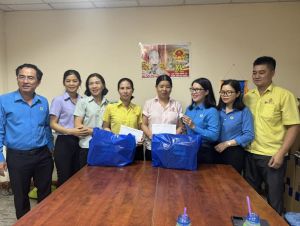 Thăm, tặng quà cho 47 lao động bị bệnh hiểm nghèo và tai nạn lao động