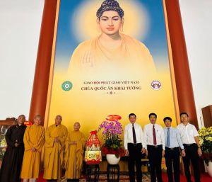 Bí thư Tỉnh ủy Nguyễn Hồng Lĩnh chúc mừng Đại lễ Phật đản Hòa thượng Thích Thiện Nhơn, Phó Pháp chủ Giáo hội Phật giáo Việt Nam