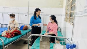 Công đoàn thăm, tặng quà công nhân bị ngộ độc thực phẩm