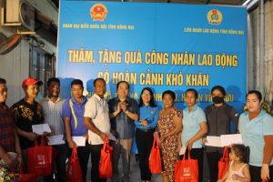 Đoàn đại biểu Quốc hội tỉnh thăm, tặng quà cho 100 công nhân nhà trọ