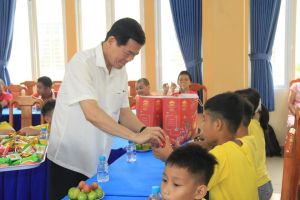 Lãnh đạo tỉnh thăm, tặng quà trẻ mồ côi, có hoàn cảnh khó khăn nhân ngày 1-6