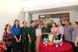 Phó trưởng ban thường trực Ban Tuyên giáo Tỉnh ủy thăm, tặng quà các chiến sỹ Điện Biên