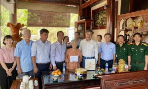 Đồng chí Dương Minh Dũng thăm động viên, tặng quà chiến sĩ Điện Biên tại huyện Long Thành