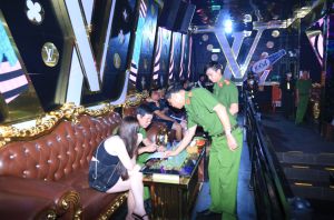 Lượng công an kiểm tra phát hiện nhiều vi phạm tại các quán bar trá hình
