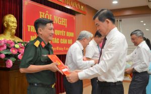 Triển khai các quyết định về công tác cán bộ