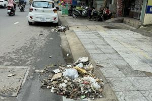 Thu gom rác triệt để ở các miệng cống thoát nước nhằm tránh ngập khi mưa lớn