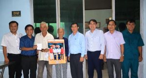 Lãnh đạo Huyện uỷ Nhơn Trạch thăm gia đình của chiến sỹ làm nhiệm vụ ở Quần đảo Trường Sa