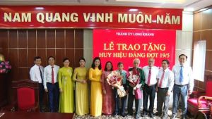 Long Khánh trao tặng Huy hiệu Đảng cho đảng viên