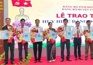Tân Phú trao Huy hiệu Đảng cho 25 đảng viên