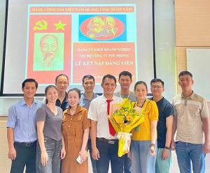 Chi bộ doanh nghiệp kết nạp thêm một đảng viên mới