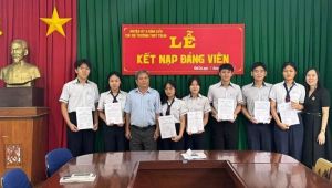 Nhiều học sinh được đứng vào hàng ngũ của Đảng