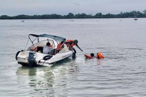 Cứu người bị lật vỏ lãi trên sông khi mưa lớn