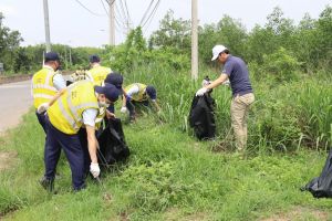 Gần 400 công nhân Khu công nghiệp Long Đức nhặt rác làm sạch môi trường